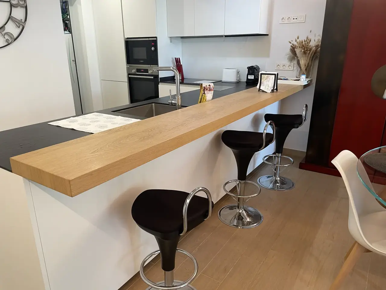 Cocina limpia y ordenada de un alojamiento vacacional en Los Boliches (Fuengirola)