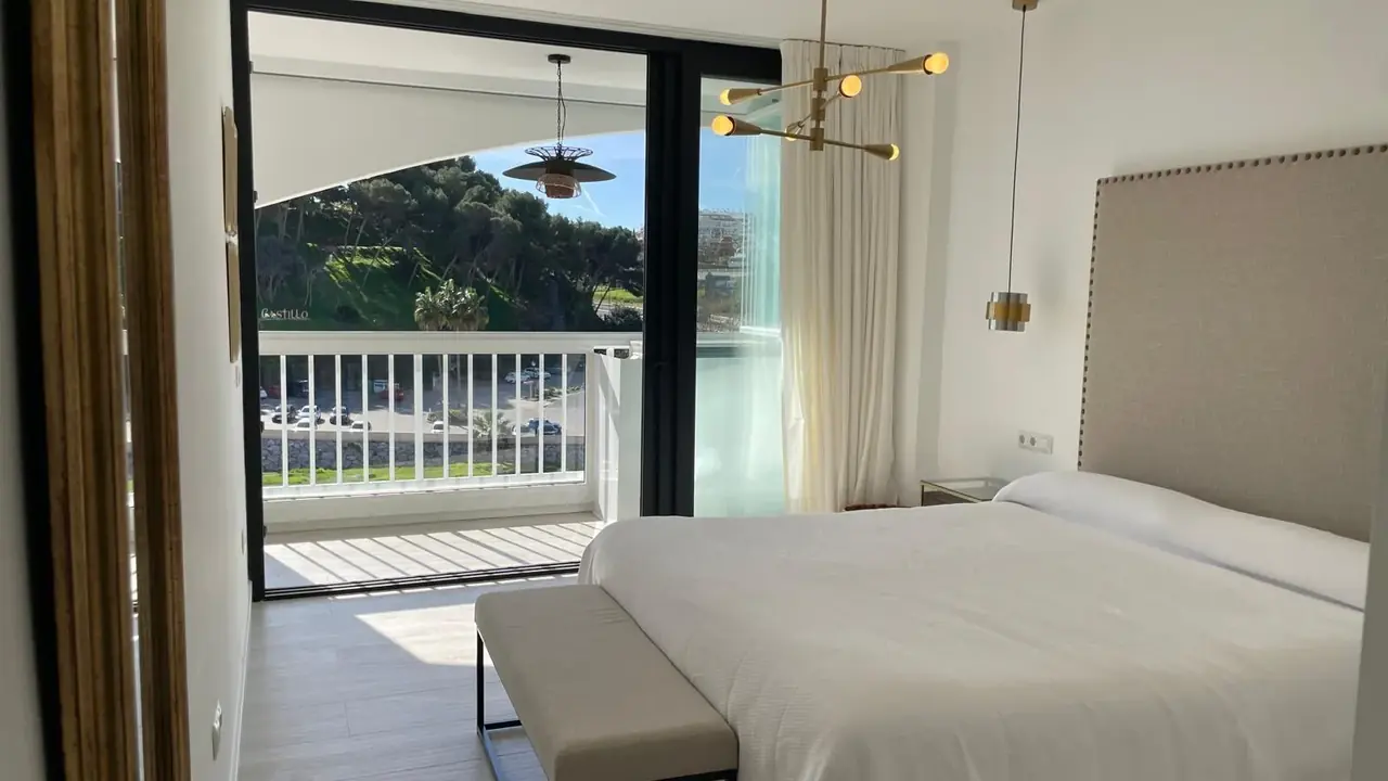 Habitación limpia con balcón en un apartamento turístico del centro de Torremolinos