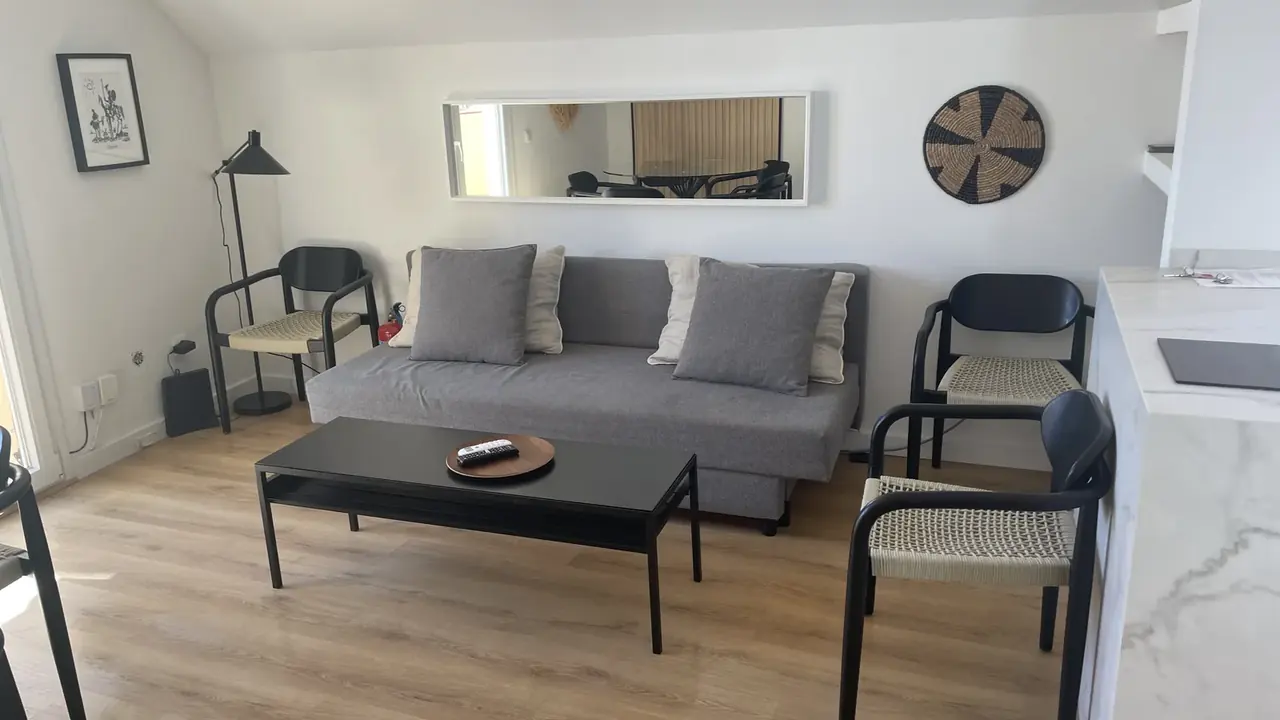 Salón recién limpiado de un alojamiento vacacional en Arroyo de la Miel (Benalmádena)