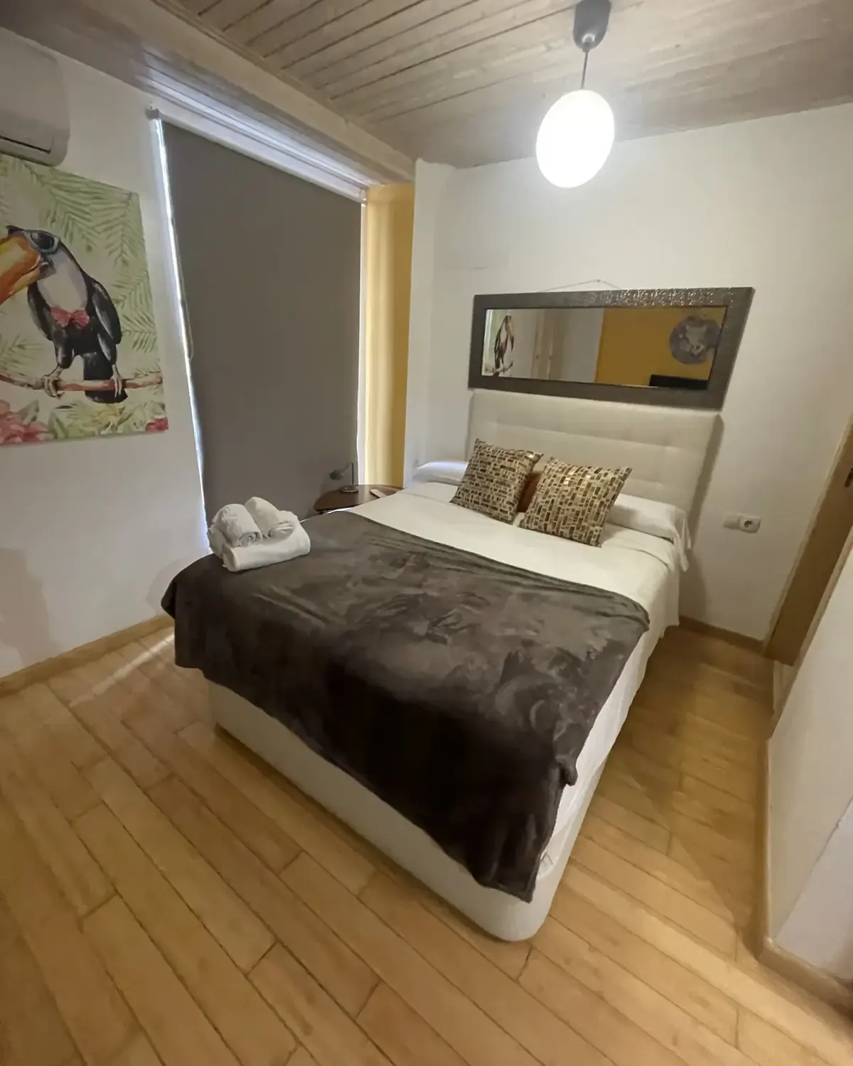 Equipo de limpieza con uniforme preparando la suite de una villa de lujo entre dos estancias